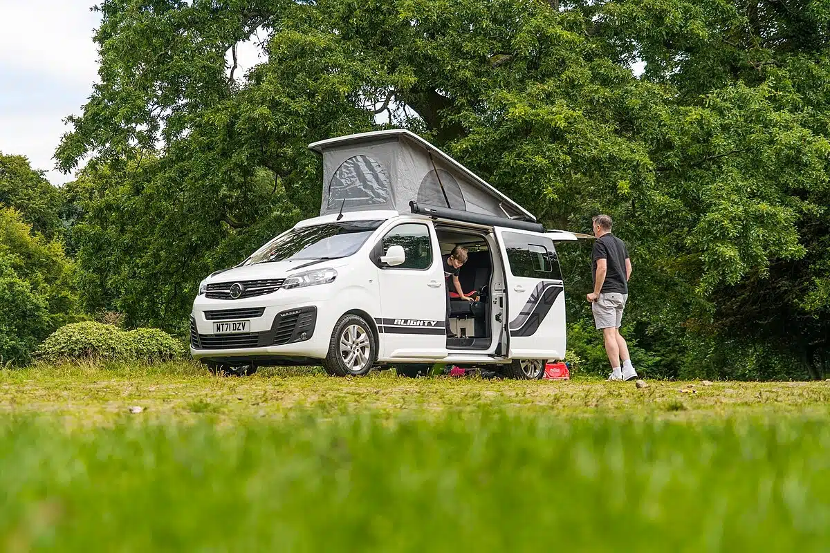 Famille qui séjourne dans un van au camping L'Albizia en Vendée.