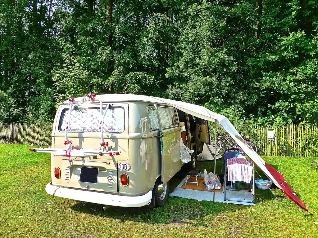 Van vintage sur un emplacement de camping en Vendée.